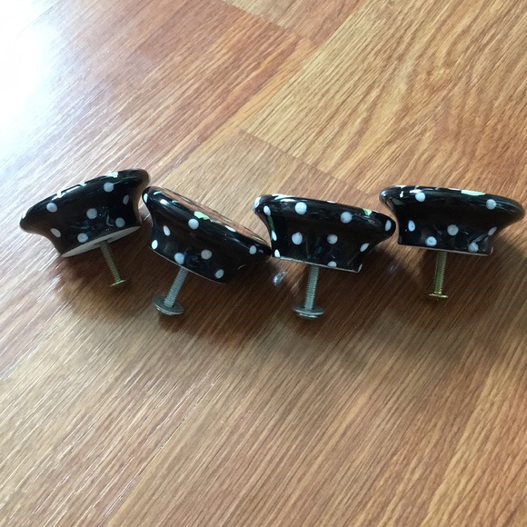 4 Cherry Knobs - Picture 2 of 3